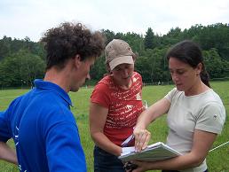 Les moniteurs du centre équestre en Dordogne - Emilie Cauchois en rouge et Bull CAUCHOIS en bleu