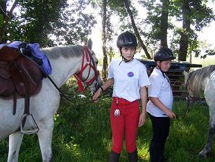 Regroupement de cavaliers autour de Lys-Lou Cauchois pendant le referrage de son cheval
